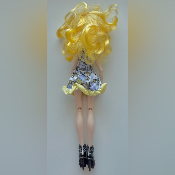 Ever After High Blondie Lockes Doll - Picture 4 of 4
